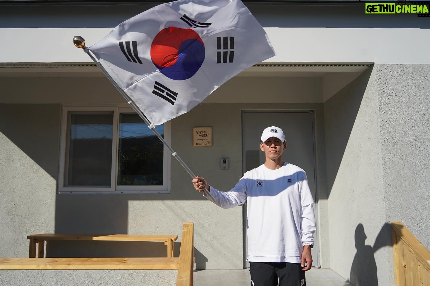 Sean - 4.8K Likes - 🇰🇷잘 될거야, 대한민국! 1~10호집
2020년 광복 75주년을 기념하기 위해서
8월15일 81.5km를 달리기로 마음 먹었습니다
어려운 환경에서 살고 계신 독립유공자 후손분들의 집을 지어드리고자 시작한 또 하나의 작은 한걸음이었습니다.
1호 집이 다 지어지고 헌정식을 위해서 전남 화순에 갔을때
1호집 주인이신 독립유공자 후손이신 김금순 할머니의 눈물을 보며 할머니의 손을 붑잡고 할머니께 약속 드렸습니다.
“제가 100호집까지 지어볼게요’
지금 13호집까지 완공되서 독립유공자 후손분즐께 헌정해드렸고 14,15,16,17호 집이 진행중입니다
김금순 헐머니와 헌 역속, 독립유공자 후손분들을 위한 100호의 집이 다 지어질때까지 저는 81.5km를 달립니다.
100호 집까지 짓는대는 지금 기준으로 200억원 정도 들 예정입니다
‘누군가는 해야 할 일이기에’
815런 신청 링크는 프로필에 있습니다.
#2024_815런 #815런 #잘될거야대한민국 #고맙습니다잊지않겠습니다 #한국해비타트 #션 #HabitatForHumanity