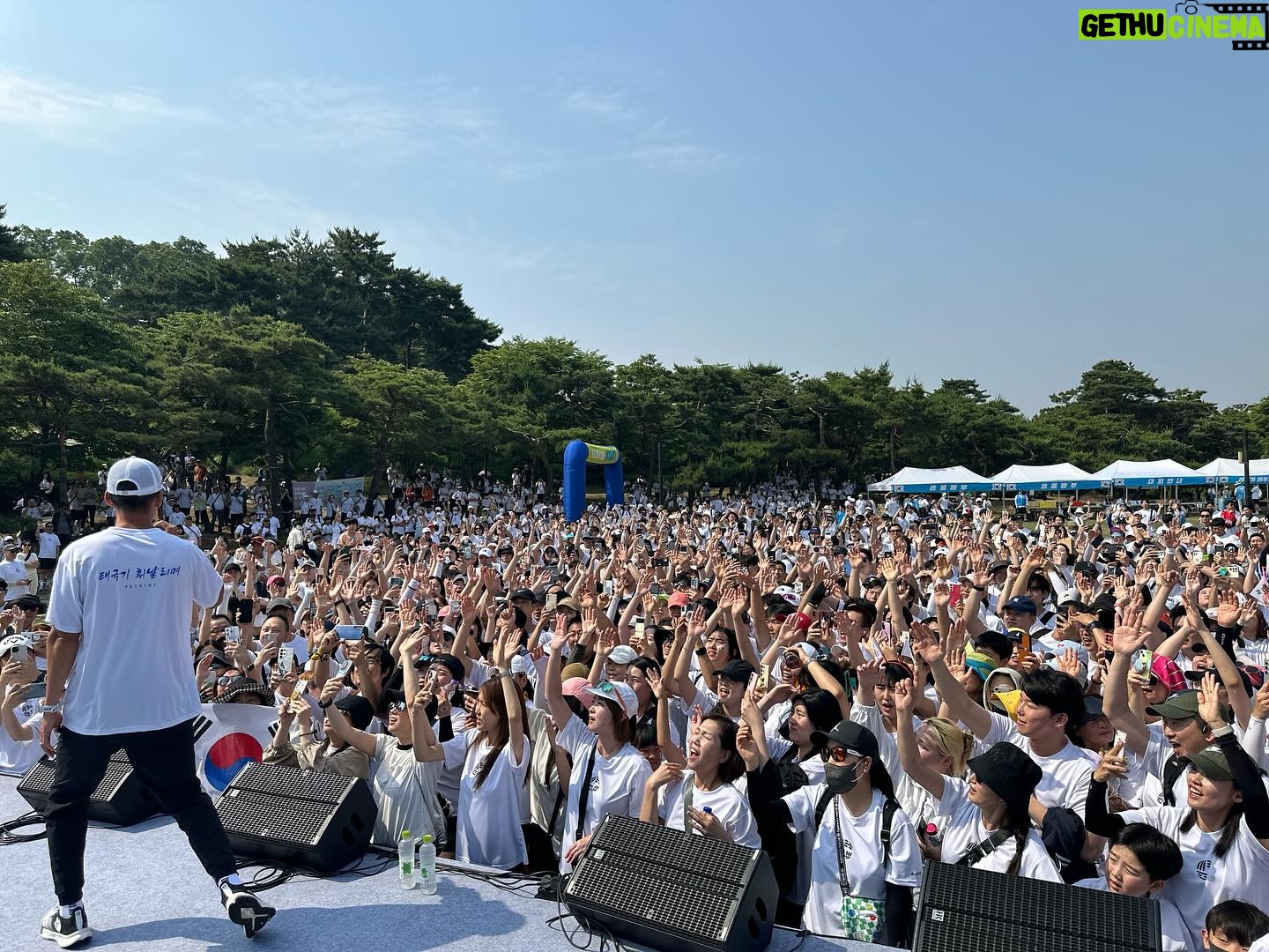 Sean - 5.7K Likes - 🇰🇷
6월6일 현충일
대한민국을 위해서 목숨을 바치신 호국영령에게 감사의 마음을 전해드리며 참전용사분들의 주거 개선을 위해서 2024 6.6 걷기를 해비차트와 함께 개최했습니다.
1500명이 모여서 나라를 지켜주신 분들에게 감사하는 묵념의 시간을 갖고 6.6km를 함께 걸으며 우리의 방식으로 기뇸했습니다.
90세가 넘으신 세분의 6.25 참전용사분들께서 전해주신 축하 안사말씀에 모두의 마음이 뭉클했습니다.
내년애는 더 많은 서람들과 함깨 감사의 마음을 전하갰습니다.
2024 6.6 걷기를 통해 모인 3악1천 6백만원은 참전용사분들의 주거개선을 위해서 전액 해비타트에 기부됐습니다.
@habitatkorea