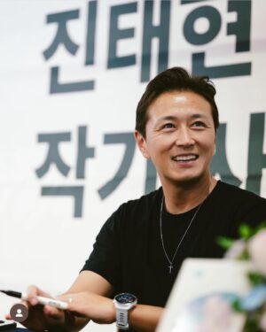 Sean Instagram - 📚🎤 마감 됐습니다
지금 누군가의 작은 위로가 필요하다면 오세요
지금 잠깐 멈춰서 다시 시작하려 한다면 오세요
모든걸 잠시 둬로하고 누군가하고 수다 떨고 싶다면 오세요
션하고 태현이가 여러분과 같이 수다 떨고 여러분의 등을 토닥 토닥 해줄게요
같이 맛있는 햄버거도 먹고
그리고 공연도 함께 즐겨요

션 X 진태현 @taihyun_zin
‘그래도 다시 한걸음 토크 콘서트’

날짜: 6월8일 토요일
6:00PM~8:30PM
장소: 한국 컴패션 2픙 스완슨홀(서울 용산구 헌남대로 102-5 석전빌딩)
@compassionkorea
모집 인원: 100명
참가비: 2만원
(참가비 전액은 컴패션에 기부됩니다)
신한은행
110-229-447542
예금주; RO SEAN KIM
*입금하시고 댓글로 이름하고 핸드폰 뒷자리 숫자 4자리 적어주세요
*참가하시는 모든 분께 저녁으로 Shake Shack 햄버거와 음료수(코카콜라 or 코카콜라 제로) 제공됩니다
*북 콘서트 끝나고 배우 진태현 저서 ‘그래도 다시 한걸음’ 구매하시는 분들께 사인회 있습니디.
*현장에서 배우 진태현 저서 ‘그래도 다시 한걸음‘ 판매합니다. 구매하시는 분께는 페레로로쉐 초코렛(하트 박스 8개입) 선물로 드립니다.
#그래도다시한걸음 #션 #진태현