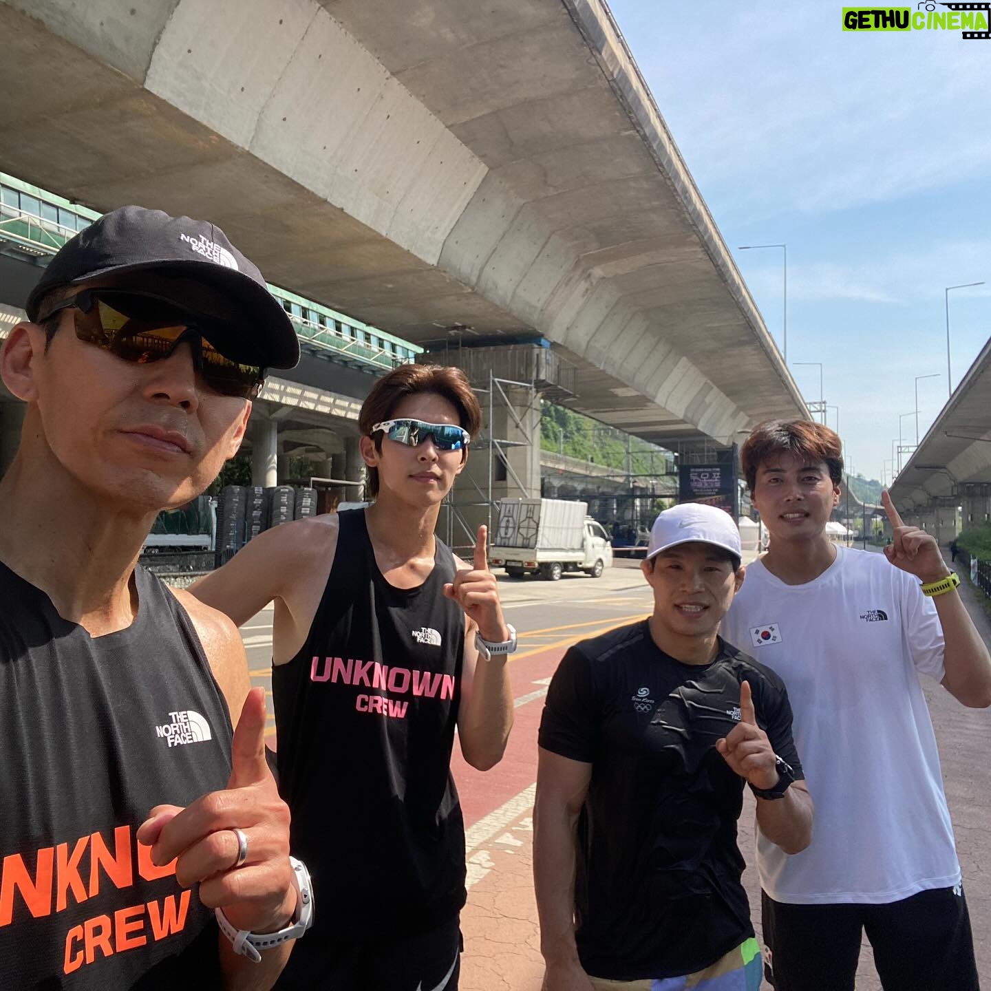 Sean - 8.4K Likes - 🇰🇷815런 연습
8.15km 페이스 5:06/km
광복절에 이렇게 10번 뛰면 되는거죠?
그러면 81.5km 6시간56분20초에 완주네😅
오늘 함께한 러닝 메이트
@hojune0330 장호준 육상선슈
@lee__s.woo 배우 이시우
@jung_jihyun83 정지현 레슬링 굼메달리스트
우리는 선한 마음을 가지고 건강한 삶을 위해 런한다
#UNKNOWNCREW #언노운크루
#2024_815런 #잘될거야대한민국 #고맙습니다잊지않겠습니다
#한국해비타트 #션 #HabitatForHumanity