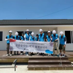Sean Instagram - 🇰🇷잘 될거야,대한민국! 
션과 함께하는 독립유공자 후손을 위한 희망의 집 짓기
정읍 14호집
@hydrangea_garden 혜영이
@fromtheline12 이영표선수
@loveyoonsea 윤세아 배우
@jung_jihyun83 정지현 올림픽 래슬링 금메달리스트
@ssongr12 한송이 배구선수
우리 하율이 하엘이 그리고 수훈
그리고 이영표선수 딸 나엘이
모두 한마음으로 땀을 흘리며 몸이 불편하신 14호집 주인공이신 독립유공자 후손분을 위해서 데크 공사를 마무리 했습니다

‘누군가는 해야 할 일이기에’
⠀
#잘될거야대한민국 #815런 #2024_815런 
#한국해비타트