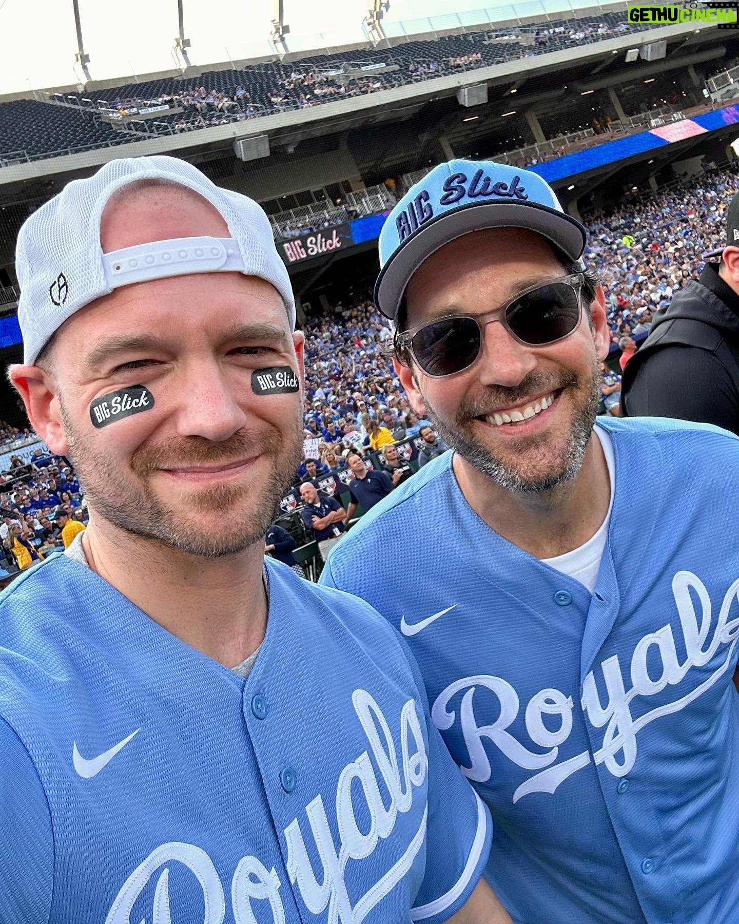 Sean Evans - 61.2K Likes - Hey, look at us @bigslickkc