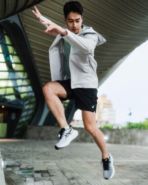 Sean Lin Instagram - 彈彈彈！！讓一般跑者也能享有頂級中底回彈的快感，SuperBlast全新配色外加流線型的設計整個好帥啊😍再搭配上新的outfit，我就是穿梭在都市的ASICS 跑者來也～～

@asicstw