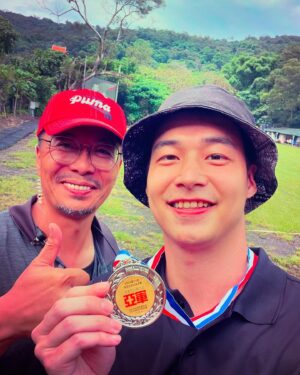 Sean Lin Instagram - 2024聚星盃射箭錦標賽結束～
能夠在反曲弓30公尺拿到第二名🥈我簡直是不敢相信，太超出我預期了！
就在比賽的前一天開竅，這佛腳拜得真的是有拜有保佑🙏，接連兩個比賽都拿獎，下半年可以好好休息了😌
.
.
.
.
其實去年12月就答應小林教練今年會參加比賽，然後就在5月的時候教練來問了我要不要參加，因為當時正在準備彩虹盃的比賽再加上右肩受傷，在訓練時間只剩一個月的情況下我其實很猶豫，但教練就說「焦焦剩不到一個月都敢來報新人組了！」，我就想說好吧反正我都答應了，那就來吧！

但我真的超級無敵沒把握的，即便在這一個月緊鑼密鼓的每天狂練，直到前一天我仍然非常不穩定，斌哥就跟我說「這時候調動作太慢了，反正到時候比賽就是做好直線，剩下的就交給肌肉記憶」，然後我去試了最後20枝箭，就開竅了。

雖然今天早上的資格賽我還是射得不怎樣，但也是在最後的幾輪中找到感覺，下午的對抗賽真的是刺激，尤其是四強賽的第五局5:3領先的情況下各射了10、10、9分，硬是直接沒收比賽，不然很可能會被逆轉😮‍💨

最後謝謝主辦單位、在場的裁判與曾經指導過我的教練、前輩、箭友們，接下來就是朝70米邁進了😎

#覺觀射藝台北西湖射箭場 
#聚星盃