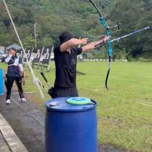 Sean Lin Instagram - 2024聚星盃射箭錦標賽結束～
能夠在反曲弓30公尺拿到第二名🥈我簡直是不敢相信，太超出我預期了！
就在比賽的前一天開竅，這佛腳拜得真的是有拜有保佑🙏，接連兩個比賽都拿獎，下半年可以好好休息了😌
.
.
.
.
其實去年12月就答應小林教練今年會參加比賽，然後就在5月的時候教練來問了我要不要參加，因為當時正在準備彩虹盃的比賽再加上右肩受傷，在訓練時間只剩一個月的情況下我其實很猶豫，但教練就說「焦焦剩不到一個月都敢來報新人組了！」，我就想說好吧反正我都答應了，那就來吧！

但我真的超級無敵沒把握的，即便在這一個月緊鑼密鼓的每天狂練，直到前一天我仍然非常不穩定，斌哥就跟我說「這時候調動作太慢了，反正到時候比賽就是做好直線，剩下的就交給肌肉記憶」，然後我去試了最後20枝箭，就開竅了。

雖然今天早上的資格賽我還是射得不怎樣，但也是在最後的幾輪中找到感覺，下午的對抗賽真的是刺激，尤其是四強賽的第五局5:3領先的情況下各射了10、10、9分，硬是直接沒收比賽，不然很可能會被逆轉😮‍💨

最後謝謝主辦單位、在場的裁判與曾經指導過我的教練、前輩、箭友們，接下來就是朝70米邁進了😎

#覺觀射藝台北西湖射箭場 
#聚星盃