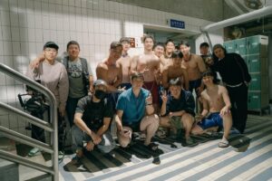 Sean Lin Instagram - 還好在唸大學時有好好學游泳，不然這四式混合的戲碼我還真的演不了，不過…..真的好冷🥶

彷彿我回到了大一在寒流的天氣下要在戶外游泳池練救生員，然後踩水踩到腳抽筋的感覺🥶

可是我好享受，也不是我在耍M，但是當一個人投入在創作的過程中，似乎很多事情都會覺得無所謂，至少對我來說是這樣啦🚬（還是我是真的M？👀

最後謝謝導演的信任，在拍攝過程中給予我很大的討論空間讓我能好好發揮；謝謝其他的游泳夥伴，跟我一起游個不停抖個不停；謝謝攝影團隊，有時候我都很怕會踢到他們，但畫面都抓得很棒；謝謝書豪唱一首這麼好聽的歌能讓我參與演出，大家都辛苦了～咱們江湖再見٩(˃̶͈̀௰˂̶͈́)و

#一天忘了一點
#胸肌也掉了一點
