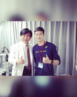 Sean Lin Instagram - 我永遠記得我小時候看神鬼傳奇第一集時，有個角色因為嚴重近視而成為第一個慘遭毒手的人，當時有近視的我就覺得天啊近視真的好可怕😱

稍微長大一點後因為打球的關係我開始戴起隱形眼鏡，而這一戴就是戴了快20年，有在戴的人都知道戴隱形眼鏡有其麻煩之處，戴太久也需要讓眼睛適時休息，只是因為工作的關係常常就會戴超時而感到不舒服，所以一直都有想做雷射的打算。

因為是侵入式的手術，難免會對眼睛雷射感到不安與害怕，所以都只是觀望著沒有進一步的打算。後來是聽小豬她做完雷射後的效果才決定試試看，她是去諾貝爾眼科做全飛秒也就是俗稱Smile 的雷射手術。

很幸運地，我這次去諮詢跟評估之後我的眼睛非常適合這項技術，而且它們出了最新的Smile pro技術，原本Smile的速度已經很快了，Smile pro只需要10秒就能完成（機器在眼睛上運作的時間），不誇張地說就是這麼快！

但最令我感到驚訝的是我除了手術當天眼睛有不舒服外，我幾乎沒有什麼眼睛上的不適，手術完的隔天就能看得八九成清晰，也沒有乾眼的症狀，初期除了晚上睡前會有想摘隱形眼鏡的衝動外，整體的回復與適應是相當順利的。

謝謝諾貝爾眼科的專業諮詢與照顧，也謝謝主治張朝凱醫生，手術過程能讓我相當安心，技術了得👍

現在我早上起床不用再找眼鏡、可以想閉眼就閉眼、想出門就出門、羽球看得更清楚、射箭射得更精準、眼前一片光明啊٩(˃̶͈̀௰˂̶͈́)و

貼心提醒，不管是做哪種手術，都一定要先諮詢過後再做決定唷！眼睛只有一雙可是要好好的照顧☺️

#諾貝爾眼科 #全飛秒 #近視雷射 #張朝凱醫師 #smilepro 
#20年以上專業經驗醫療團隊 #眼科醫師的近視雷射導師