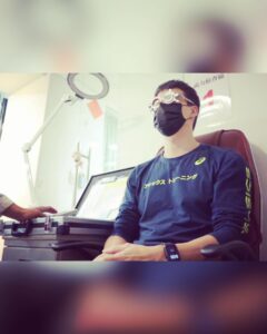 Sean Lin Instagram - 我永遠記得我小時候看神鬼傳奇第一集時，有個角色因為嚴重近視而成為第一個慘遭毒手的人，當時有近視的我就覺得天啊近視真的好可怕😱

稍微長大一點後因為打球的關係我開始戴起隱形眼鏡，而這一戴就是戴了快20年，有在戴的人都知道戴隱形眼鏡有其麻煩之處，戴太久也需要讓眼睛適時休息，只是因為工作的關係常常就會戴超時而感到不舒服，所以一直都有想做雷射的打算。

因為是侵入式的手術，難免會對眼睛雷射感到不安與害怕，所以都只是觀望著沒有進一步的打算。後來是聽小豬她做完雷射後的效果才決定試試看，她是去諾貝爾眼科做全飛秒也就是俗稱Smile 的雷射手術。

很幸運地，我這次去諮詢跟評估之後我的眼睛非常適合這項技術，而且它們出了最新的Smile pro技術，原本Smile的速度已經很快了，Smile pro只需要10秒就能完成（機器在眼睛上運作的時間），不誇張地說就是這麼快！

但最令我感到驚訝的是我除了手術當天眼睛有不舒服外，我幾乎沒有什麼眼睛上的不適，手術完的隔天就能看得八九成清晰，也沒有乾眼的症狀，初期除了晚上睡前會有想摘隱形眼鏡的衝動外，整體的回復與適應是相當順利的。

謝謝諾貝爾眼科的專業諮詢與照顧，也謝謝主治張朝凱醫生，手術過程能讓我相當安心，技術了得👍

現在我早上起床不用再找眼鏡、可以想閉眼就閉眼、想出門就出門、羽球看得更清楚、射箭射得更精準、眼前一片光明啊٩(˃̶͈̀௰˂̶͈́)و

貼心提醒，不管是做哪種手術，都一定要先諮詢過後再做決定唷！眼睛只有一雙可是要好好的照顧☺️

#諾貝爾眼科 #全飛秒 #近視雷射 #張朝凱醫師 #smilepro 
#20年以上專業經驗醫療團隊 #眼科醫師的近視雷射導師