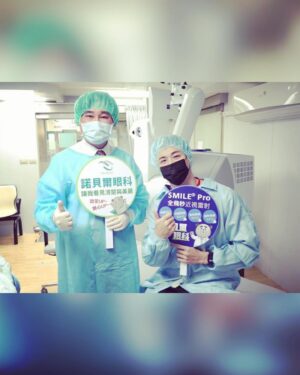 Sean Lin Instagram - 我永遠記得我小時候看神鬼傳奇第一集時，有個角色因為嚴重近視而成為第一個慘遭毒手的人，當時有近視的我就覺得天啊近視真的好可怕😱

稍微長大一點後因為打球的關係我開始戴起隱形眼鏡，而這一戴就是戴了快20年，有在戴的人都知道戴隱形眼鏡有其麻煩之處，戴太久也需要讓眼睛適時休息，只是因為工作的關係常常就會戴超時而感到不舒服，所以一直都有想做雷射的打算。

因為是侵入式的手術，難免會對眼睛雷射感到不安與害怕，所以都只是觀望著沒有進一步的打算。後來是聽小豬她做完雷射後的效果才決定試試看，她是去諾貝爾眼科做全飛秒也就是俗稱Smile 的雷射手術。

很幸運地，我這次去諮詢跟評估之後我的眼睛非常適合這項技術，而且它們出了最新的Smile pro技術，原本Smile的速度已經很快了，Smile pro只需要10秒就能完成（機器在眼睛上運作的時間），不誇張地說就是這麼快！

但最令我感到驚訝的是我除了手術當天眼睛有不舒服外，我幾乎沒有什麼眼睛上的不適，手術完的隔天就能看得八九成清晰，也沒有乾眼的症狀，初期除了晚上睡前會有想摘隱形眼鏡的衝動外，整體的回復與適應是相當順利的。

謝謝諾貝爾眼科的專業諮詢與照顧，也謝謝主治張朝凱醫生，手術過程能讓我相當安心，技術了得👍

現在我早上起床不用再找眼鏡、可以想閉眼就閉眼、想出門就出門、羽球看得更清楚、射箭射得更精準、眼前一片光明啊٩(˃̶͈̀௰˂̶͈́)و

貼心提醒，不管是做哪種手術，都一定要先諮詢過後再做決定唷！眼睛只有一雙可是要好好的照顧☺️

#諾貝爾眼科 #全飛秒 #近視雷射 #張朝凱醫師 #smilepro 
#20年以上專業經驗醫療團隊 #眼科醫師的近視雷射導師