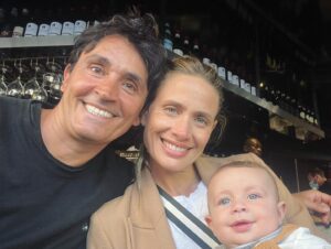 Sebastián Estevanez Instagram - Abrazooos! 
❤️❤️❤️❤️❤️❤️
@ivanasaccani