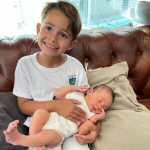 Sebastián Estevanez Instagram - Valen enamorado de su hermanito! ❤️❤️❤️❤️❤️❤️
@ivanasaccani