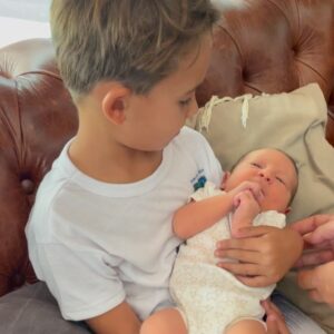 Sebastián Estevanez Instagram - Valen enamorado de su hermanito! ❤️❤️❤️❤️❤️❤️
@ivanasaccani