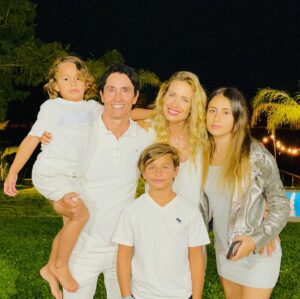 Sebastián Estevanez Instagram - Les deseo un muy Feliz 2021! Abrazoooos y Muchos Besoooos! ❤️❤️❤️❤️❤️