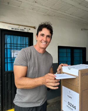 Sebastián Estevanez Instagram - Primera votacion del amor de mi vida! Me encanto poder estar en este momento con mi hija y mi ahijado! Los amo! Buen domingo. Gracias a las chicas de la mesa! Son lo mas! #yovote ❤️❤️❤️🇦🇷🇦🇷🇦🇷abrazos y besos! Buen domingoo! @fran.estevanezz @toroestevanez