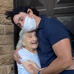 Sebastián Estevanez Instagram - Los abrazos más lindos ! ❤️❤️ #94años #abuela