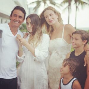 Sebastián Estevanez Instagram - ❤️🧡💛💛💙💜 Gracias! @holaarg @ivanasaccani #Fran #Beni #Valen y…. 😍 @jisolaok @claucebrianfotos @clauphotografy