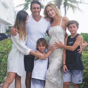 Sebastián Estevanez Instagram - ❤️🧡💛💛💙💜 Gracias! @holaarg @ivanasaccani #Fran #Beni #Valen y…. 😍 @jisolaok @claucebrianfotos @clauphotografy