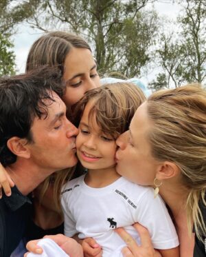 Sebastián Estevanez Instagram - Que rápido pasa todo. Felicitaciones Valen. Te amo con todo mi corazón. Falta muy poco para que comiences tu primer grado! ❤️❤️❤️❤️❤️❤️ @ivanasaccani