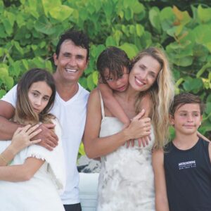 Sebastián Estevanez Instagram - ❤️🧡💛💛💙💜 Gracias! @holaarg @ivanasaccani #Fran #Beni #Valen y…. 😍 @jisolaok @claucebrianfotos @clauphotografy