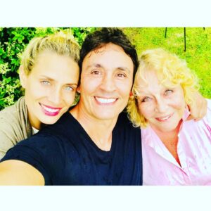 Sebastián Estevanez Instagram - Feliz día a todas las mujeres! Sin ustedes no seríamos nada! Les comparto fotos con las mujeres más importantes de mi vida!❤️❤️❤️❤️❤️❤️❤️❤️❤️❤️ #8am 
@ivanasaccani