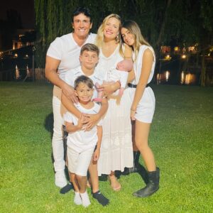 Sebastián Estevanez Instagram - Feliz 2022! Abrazooos y besos! ❤️❤️❤️❤️❤️❤️
