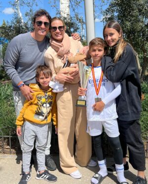 Sebastián Estevanez Instagram - Después de varios días de competencia y una hermosa experiencia lograron salir campeones del torneo del Real Madrid en España! Felicitacioneees a todo el equipo y a Benicio! Abrazos! ❤️@realMadrid @realmadridacademy @rmfworldchallenge