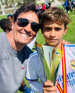 Sebastián Estevanez Instagram - Después de varios días de competencia y una hermosa experiencia lograron salir campeones del torneo del Real Madrid en España! Felicitacioneees a todo el equipo y a Benicio! Abrazos! ❤️@realMadrid @realmadridacademy @rmfworldchallenge