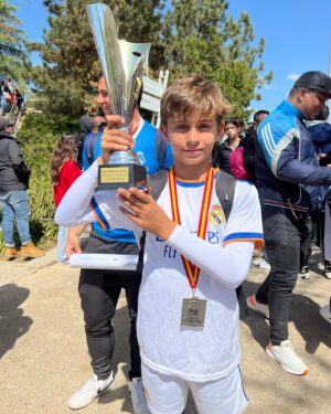 Sebastián Estevanez Instagram - Después de varios días de competencia y una hermosa experiencia lograron salir campeones del torneo del Real Madrid en España! Felicitacioneees a todo el equipo y a Benicio! Abrazos! ❤️@realMadrid @realmadridacademy @rmfworldchallenge