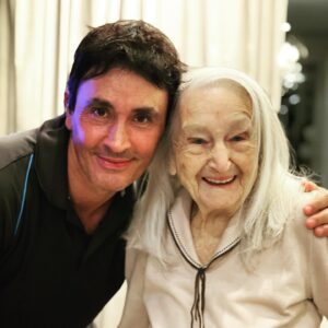 Sebastián Estevanez Instagram - Holaa! Les gusta cómo le quedó el corte de pelo a la Abu? Buen finde! Besoos! ❤️❤️
#94años