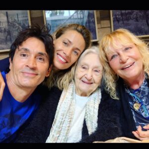 Sebastián Estevanez Instagram - Feliz día a las Mamás más importantes de mi vida. Las amo con todo mi corazón. 
Que lindos recuerdos, cómo las extraño. Feliz día a todas las madres. Besos y abrazos❤️❤️❤️
@ivanasaccani @cuomomoni