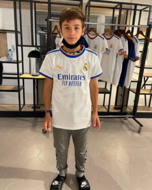 Sebastián Estevanez Instagram - Después de varios días de competencia y una hermosa experiencia lograron salir campeones del torneo del Real Madrid en España! Felicitacioneees a todo el equipo y a Benicio! Abrazos! ❤️@realMadrid @realmadridacademy @rmfworldchallenge