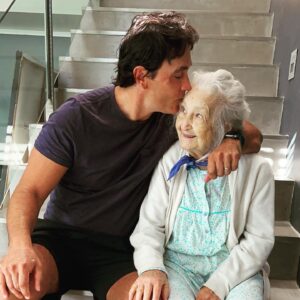 Sebastián Estevanez Instagram - Cuando estoy con mi abuela siento que es un milagro, la amo con toda mi corazón, dedico su vida a los nietos, es lo más! Gracias a Dios por estos momentos únicos! #94años ❤️❤️