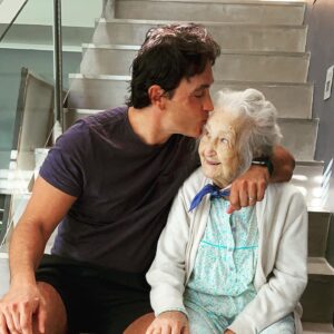 Sebastián Estevanez Instagram - Cuando estoy con mi abuela siento que es un milagro, la amo con toda mi corazón, dedico su vida a los nietos, es lo más! Gracias a Dios por estos momentos únicos! #94años ❤️❤️