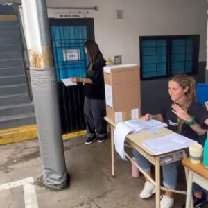 Sebastián Estevanez Instagram - Primera votacion del amor de mi vida! Me encanto poder estar en este momento con mi hija y mi ahijado! Los amo! Buen domingo. Gracias a las chicas de la mesa! Son lo mas! #yovote ❤️❤️❤️🇦🇷🇦🇷🇦🇷abrazos y besos! Buen domingoo! @fran.estevanezz @toroestevanez