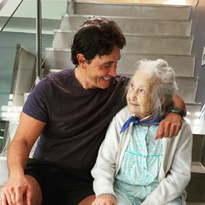 Sebastián Estevanez Instagram - Cuando estoy con mi abuela siento que es un milagro, la amo con toda mi corazón, dedico su vida a los nietos, es lo más! Gracias a Dios por estos momentos únicos! #94años ❤️❤️