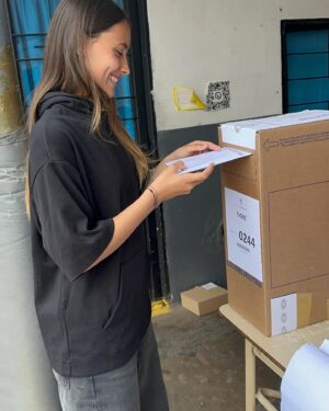 Sebastián Estevanez Instagram - Primera votacion del amor de mi vida! Me encanto poder estar en este momento con mi hija y mi ahijado! Los amo! Buen domingo. Gracias a las chicas de la mesa! Son lo mas! #yovote ❤️❤️❤️🇦🇷🇦🇷🇦🇷abrazos y besos! Buen domingoo! @fran.estevanezz @toroestevanez