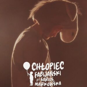 Sebastian Fabijański Instagram - Cześć. „Chłopiec” to numer, który by nigdy nie powstał, gdyby nie moje upadki. Cześć z nich było niestety na waszych oczach, ale jednak większość, to upadki, o których wiem tylko ja. Pisałem ten numer pod wpływem bardzo silnych emocji, głównie bazujących na wdzięczności i miłości do mojego syna. Można powiedzieć, że jest to utwór dla niego, ale też jest czymś w rodzaju ody do wewnętrznego dziecka, które każdy z nas w sobie nosi. 
Dziś publikuje swoje zdjęcia z dzieciństwa i zwracam się do tego Chłopca, którego widzicie na zdjęciach, żeby pozostał takim zawsze, żeby ganiał wiatr po łące, liczył zające i grał koncert dla dwóch much. 
Premiera tego najważniejszego w moim życiu utworu już 8.05, a 10.05 zagramy dla was ten numer z @mariuszsarius na Wrocławskich Juweniach, a 11.05 z @mariuszsarius, @patrycja_markowska_official i z @zalucki_ zagramy go dla was w Dzień Dobry TVN! Ściskam!