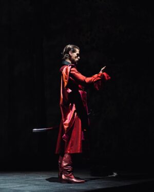 Sebastian Fabijański Instagram - Dziękuję wszystkim za wczorajszą premierę i tyle ciepłych słów! Lecimy dalej. Dziś i jutro kolejne spektakle. Zapraszam do @teatrklasykipolskiej w Audytorium @muzeumhistoriipolski na spektakl pt. „Ksiądz Marek” Juliusza Słowackiego w reżyserii Jacka Raginisa. Fot. @dominikawozniak_photography