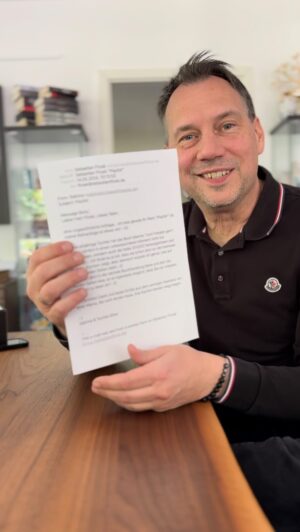 Sebastian Fitzek Instagram - „Meine einjährige Tochter hat das Buch ebenso zum Fressen gern…“ 😄

Vielen Dank für deine Nachricht, liebe Sabrina! 

#sebastianfitzek #fitzek #leserbrief #lesen