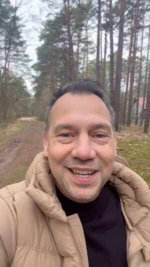 Sebastian Fitzek Instagram - 1000 Dank für ein unglaubliches Jahr 2023. Euch allen einen guten Rutsch! 🎉🍾

#sebastianfitzek #4261 #danke #2023 #gutenrutsch #fitzek #buch #thriller #2024