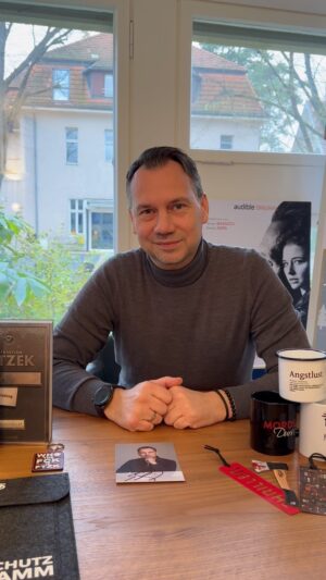 Sebastian Fitzek Instagram - Ab sofort gibt es bei jeder Bestellung im @fitzekshop eine Autogrammkarte dazu! ✍️🎄
Nur bis zum 10.12. 🗓️ Neben signierten Büchern, gibt es Lesezeichen, Tassen und vieles mehr. 

fitzek-shop.de (In der Story verlinkt)

#sebastianfitzek #fitzekshop #bücher #fitzek #ftzk #psychothriller
