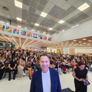 Sebastian Fitzek Instagram - Thanks Greece 💙 Such a pleasure to meet so many of you! So exciting! See you in Athen tomorrow! 

@sebastianfitzek.international 

@dioptrabooks #thessaloniki #bookfair #sebastianfitzek