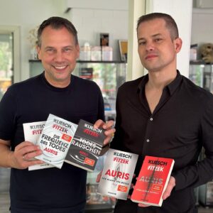 Sebastian Fitzek Instagram - 5 Bücher 📚 5 Hörspiele 🎧 
Die Auris-Reihe rund um Podcasterin Jula Ansorge und den forensischer Phonetiker Matthias Hegel besteht aus fünf Teilen:

• Auris
• Die Frequenz des Todes
• Todesrauschen
• Der Klang des Bösen
• Tödlicher Schall

Wer hat schon einen Teil der AURIS-Serie gelesen oder gehört? 

#aurisreihe #tödlicherschall #thriller #vincentkliesch #sebastianfitzek #buchreihe #lesen #hörspiel
