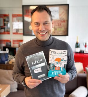 Sebastian Fitzek Instagram - Großer Dank für eure Unterstützung! 🙌
"Elternabend" und "Die Einladung" haben Dank euch den ersten Platz beim Lovelybooks Community Award erobert. 🏆 
Kann mich mal jemand kneifen? Was für Erfolge wir dieses Jahr gemeinsam feiern, ist der Wahnsinn! Ich danke euch allen!!!

@lovelybooks.de 

#sebastianfitzek #fitzek #ftzk #elternabend #dieeinladung #buch #lovelybooks #booktokbooks