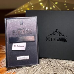 Sebastian Fitzek Instagram - Gewinnspiel - #FITZMAS Adventsspecial✨

Zum 3. Advent verlose ich unter allen Kommentaren 3x eine „DIE EINLADUNG-Fanbox“! 

Die Fanbox zu meinem neuen Buch “Die Einladung” war nach wenigen Minuten vergriffen. Ich möchte drei von euch auf diesem Weg die Chance geben noch eine der begehrten Box zu gewinnen!

Die „DIE EINLADUNG-Fanbox“ beinhaltet: 
Ein signiertes Exemplar der Limited Edition von „Die Einladung“ ✍️📖
Und eine Buchtasche, ein Lesezeichen, Stoffbeutel, Bleistift, Autogrammkarte, Postkarte sowie drei Sticker!

𝗧𝗲𝗶𝗹𝗻𝗮𝗵𝗺𝗲:
@sebastianfitzek folgen✔️
Bild liken und kommentieren✔️

Du kannst das Gewinnspiel gerne in deiner Story teilen, das ist aber keine Voraussetzung.

𝗛𝗶𝗻𝘄𝗲𝗶𝘀: 
Der Gewinner wird ausschließlich von meinem offiziellen Profil @sebastianfitzek benachrichtigt! Achtung vor Fake-Profilen!!!!

𝗧𝗲𝗶𝗹𝗻𝗮𝗵𝗺𝗲𝗯𝗲𝗱𝗶𝗻𝗴𝘂𝗻𝗴𝗲𝗻:
• Es werden 3x1 Die Einladung-Fanbox verlost.
• Es werden 3 Gewinner gezogen, jeder Gewinner erhält eine Fanbox.
• Das Gewinnspiel läuft bis 21.12.23, 23:59 Uhr.
• Der Gewinner wird nach dem Zufallsprinzip ermittelt.
• Teilnahmeberechtigt sind nur Follower der Seite von @sebastianfitzek.
• Der Gewinner wird über Privatnachricht von dem offiziellen Account @sebastianfitzek bei Instagram/Facebook benachrichtigt und aufgefordert, die Annahme des Gewinns zu bestätigen. Bestätigt dieser die Annahme des Gewinns nicht innerhalb einer Woche nach Benachrichtigung, verfällt der Gewinn.
• Eine Auszahlung des Gewinns, z.B. in bar, in Sachwerten o. die Übertragung auf andere Personen ist nicht möglich.
• Das Gewinnspiel steht in keiner Verbindung zu Meta und wird in keiner Weise von Instagram/Facebook gesponsert, unterstützt oder organisiert. Der Rechtsweg ist ausgeschlossen. Den Teilnehmern entstehen gegenüber Meta aus der Teilnahme an dem Gewinnspiel keinerlei Ansprüche.

#sebastianfitzek #fitzek #advent #buch #bücher #psychothriller #fitzekshop #booktok #lesen