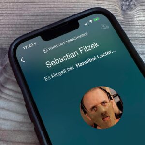 Sebastian Fitzek Instagram - Wieso klingelt es, wenn man jemanden über WhatsApp anruft, eigentlich immer 2 x lang und 1x kurz, so dass man nach dem dritten Ton hoffnungsvoll denkt, jemand würde abheben? Vielleicht ist es ein verstecktes Morsesignal? Wenn ich nicht irre, wäre das der Buchstabe ‚g‘ im Morse-Alphabet. Für „g endlich ran!“ 😉

#sebastianfitzek #whatsapp #gehendlichran #morsethriller #buch #bücher #psychothriller #raschkeentertainment