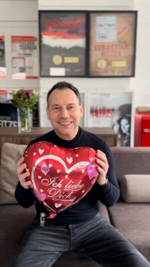 Sebastian Fitzek Instagram - Was sich deine Frau wirklich zum Valentinstag wünscht… 😄🔪🩸 

Markiert euren Partner für den Wink mit dem Zaunpfahl 😉 

Tickets für die Thriller-Show 2024 gibt’s unter sebastianfitzek.de/live (Link in der Bio!)

#sebastianfitzek #fitzek #fitzeklive #fitzekontour #thriller #thrillershow #valentinstag #arenatour @fitzekontour