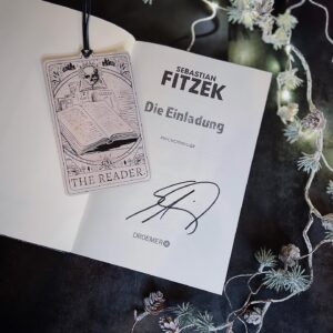 Sebastian Fitzek Instagram - BEENDET: Gewinnspiel - #FITZMAS Adventsspecial✨

Als Dankeschön für ein tolles Jahr mit euch startet heute das alljährliche Adventsgewinnspiel! 

Zum 1. Advent verlose ich drei XXL @fitzekshop Weihnachtspakete unter allen Kommentaren!

Das Paket beinhaltet ein signiertes Exemplar meines neuen Psychothrillers DIE EINLADUNG, 6 weitere signierte Bücher - darunter u.a. „Elternabend“, einen Stoffbeutel, zwei Tassen, ein Lanyard, eine Mützen, zwei Lesezeichen, einen Kugelschreiber, einen Schlüsselanhänger & zwei Spiele! 🎁🎁🎁

Teilnahme:
@sebastianfitzek folgen✔️
Bild liken und kommentieren✔️

Du kannst das Gewinnspiel gerne in deiner Story teilen, das ist aber keine Voraussetzung.

Hinweis: 
Die abgebildeten Produkte sind aus dem @fitzekshop und dort erhältlich (www.fitzek-shop.de). Die Bücher gibt es auch in der Buchhandlung deines Vertrauens.

Der Gewinner wird ausschließlich von meinem offiziellen Profil @sebastianfitzek benachrichtigt! Achtung vor Fake-Profilen!

Teilnahmebedingungen:
• Es wird ein XXL-Fitzek Shop Paket verlost   7 Bücher von Sebastian Fitzek, @jana.craemer & @vincentkliesch.
• Es wird ein Gewinner gezogen.
• Das Gewinnspiel läuft bis 08.12.23, 23:59 Uhr.
• Der Gewinner wird nach dem Zufallsprinzip ermittelt.
• Teilnahmeberechtigt sind nur Follower der Seite von @sebastianfitzek.
• Der Gewinner wird über Privatnachricht von dem offiziellen Account @sebastianfitzek bei Instagram/Facebook benachrichtigt und aufgefordert, die Annahme des Gewinns zu bestätigen. Bestätigt dieser die Annahme des Gewinns nicht innerhalb einer Woche nach Benachrichtigung, verfällt der Gewinn.
• Eine Auszahlung des Gewinns, z.B. in bar, in Sachwerten o. die Übertragung auf andere Personen ist nicht möglich.
• Das Gewinnspiel steht in keiner Verbindung zu Meta und wird in keiner Weise von Instagram/Facebook gesponsert, unterstützt oder organisiert. Der Rechtsweg ist ausgeschlossen. Den Teilnehmern entstehen gegenüber Meta aus der Teilnahme an dem Gewinnspiel keinerlei Ansprüche.

#sebastianfitzek #fitzek #gewinnspiel #advent #buch #bücher #psychothriller #fitzekshop