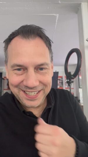 Sebastian Fitzek Instagram - Für meinen größten Schatz… ✍️ 

Euer Wunsch ist mir Befehl! 😄

#sebastianfitzek #signatur #widmungswunsch #buch #psychothriller #autor #fitzek