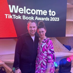 Sebastian Fitzek Instagram - Frankfurter Buchmesse 2023 📚
Danke für viele tolle Momente und herzlichen Glückwunsch an @jana.craemer für den TikTok Book Award als Autorin des Jahres 2023 👏

@buchmesse 

#sebastianfitzek #fitzek #fbm23 #buchmesse #booktok #fitzekeinladung